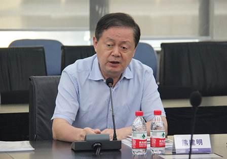 說明: F:\【資料與辦公】\辦公區(qū)\2.網(wǎng)站新聞\2019年\9月\2019.09.07 方大集團(tuán)舉辦“高級(jí)管理人員研修班”培訓(xùn)\熊總(文中.jpg